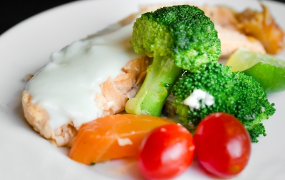 Fisch und grüner Salat im Diätplan für Männer